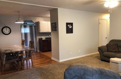 Hutchinson House | Halsey Home - Charming 2-bedroom house with AC, Wi-Fi in welcoming Hutchinson