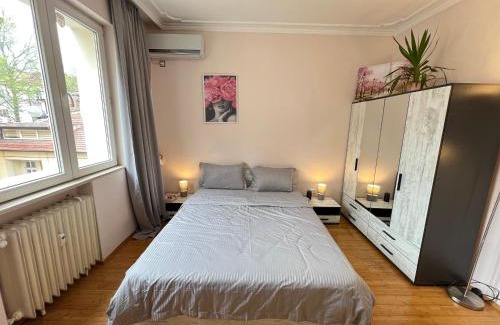 Sofia City Center Apartment | Hamburg 2BDR Family Apt next to NDK and Vitosha BLVD