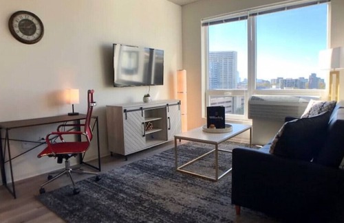 Logan Square Apartment | Hamilton 618 · ***SUNSET View- Luxury KING Suite in LOGAN SQUARE!