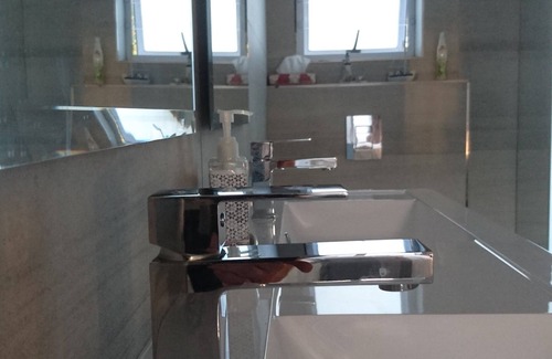 Parklands House | Hamilton Garden Suite 1, close to Blouberg Beach