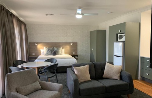 Parkes Hotel | Hamilton Henry Parkes Motor Inn
