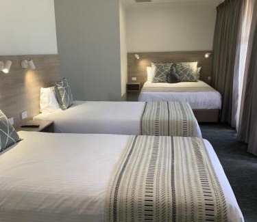 Parkes Hotel | Hamilton Henry Parkes Motor Inn
