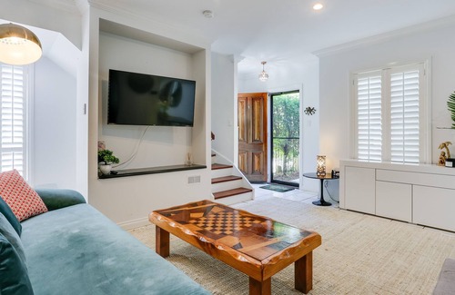 Hamilton House | Hamilton Home - 3 bed + 2 bath - close to Airport