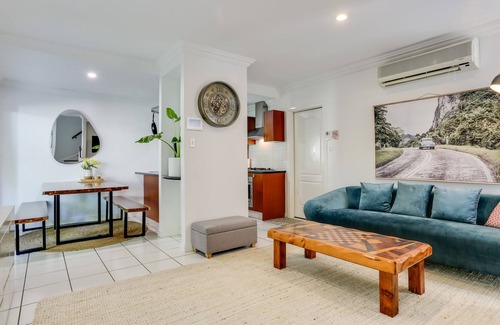 Hamilton House | Hamilton Home - 3 bed + 2 bath - close to Airport