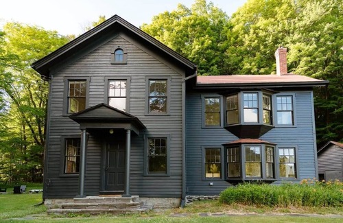 Livingston Manor House | Hamlin House - Chic Farmhouse in Livingston Manor