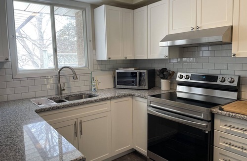 Waterloo House | Hammer Haus III - Vacation Rental - Sleeps 6 - Walk to University of Waterloo!