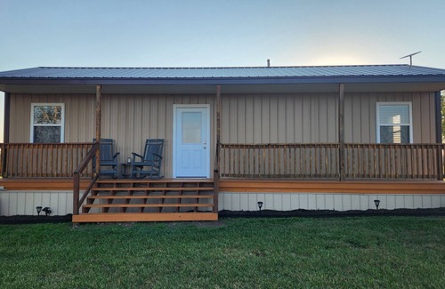 Fort Scott Cabin | Hammond Hideaway, Lovely cabin 12 miles north of Fort Scott.