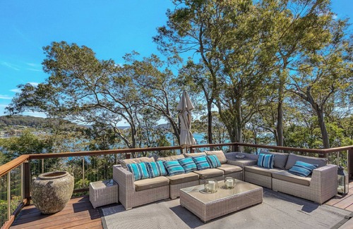 Pretty Beach House | Hampton Cottage by HolidayCo.