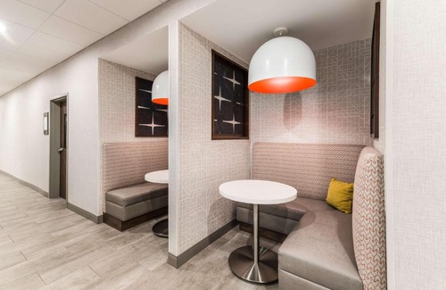 Benton Harbor Hotel | Hampton Inn & Suites Benton Harbor, MI