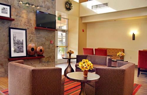 Paradise Valley Village Hotel | Hampton Inn & Suites Phoenix/Scottsdale