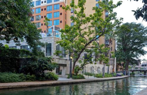 Main - Military Plaza Hotel | Hampton Inn & Suites San Antonio Riverwalk