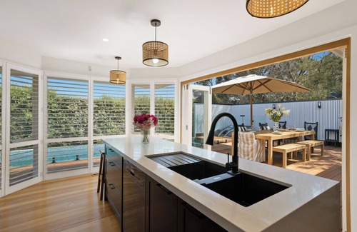 Blairgowrie House | HAMPTON'S STYLE BEACHSIDE HOLIDAY ESCAPE & GAS HEATED POOL, HUGHES, SORRENTO