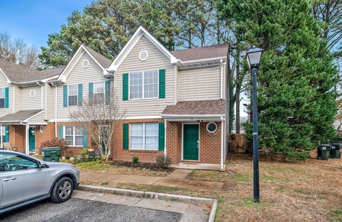 Hampton House | Hampton, VA | Townhouse w/Indoor Fireplace!