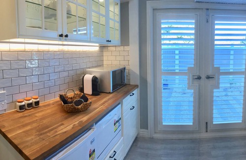 Rye Cottage | Hamptons In Rye - 3 Mins from Famous Hot Springs! Pet Friendly
