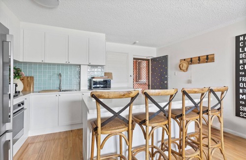 Queenscliff Apartment | Hamptons Style Home Walk 5 mins to Freshwater Beach & 3 mins walk to Village