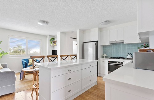 Queenscliff Apartment | Hamptons Style Home Walk 5 mins to Freshwater Beach & 3 mins walk to Village