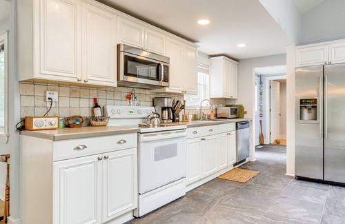 Hampton Bays Cottage | Hamptons Vacation Rental w/Seasonal Pool!