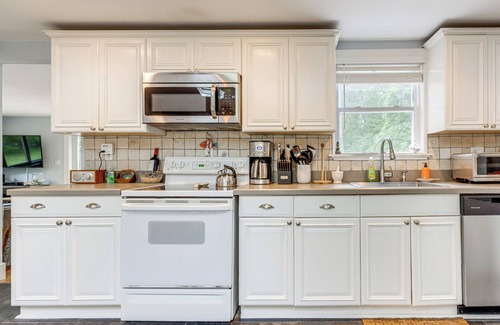 Hampton Bays Cottage | Hamptons Vacation Rental w/Seasonal Pool!