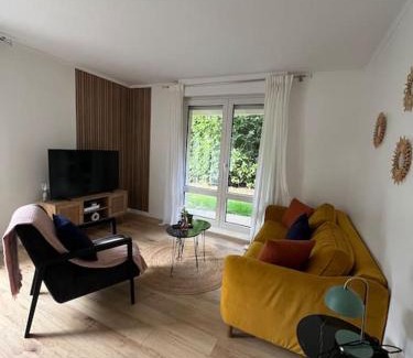 Montigny-le-Bretonneux Apartment | Hana Home 2 personnes jardin privatif business&family