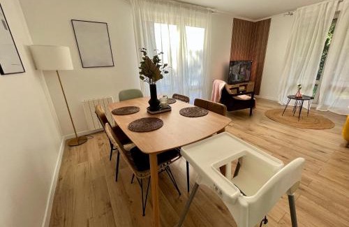 Montigny-le-Bretonneux Apartment | Hana Home 2 personnes jardin privatif business&family
