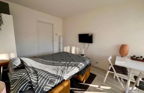 Le Chesnay Apartment | HanaHome 2 adultes parking privé business & tourisme