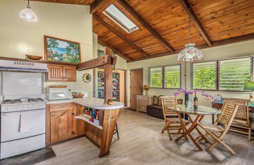 Hanalei House | Hanalei Bay, ocean view bungalow. Steps to sand,1B/1BA Local style, romantic!