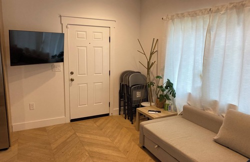 Mid City Cottage | Hancock Park adj charming 1-bedroom cottage with A/C in fabulous Los Angeles.