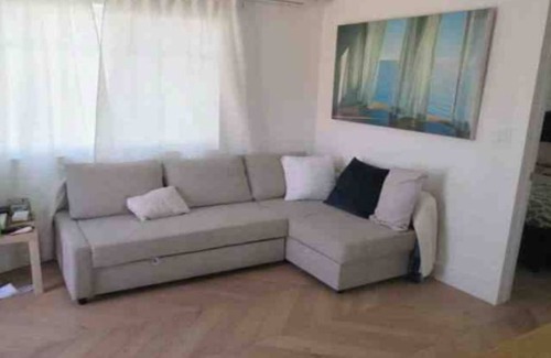 Mid City Cottage | Hancock Park adj charming 1-bedroom cottage with A/C in fabulous Los Angeles.