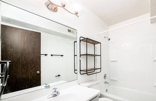 Northwest Columbus Apartment | Hancock Park Furnished 2 beds, free WIFI & Parking