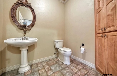 Whitehouse House | Handicap accessible 3-bedroom house with Heated Indoor Pool and WiFi in Troup TX