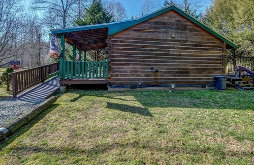 Murphy Cabin | Handicap Accessible Log cabin 20ft off Cobb Creek - Historic Cobb Estate Cir1861