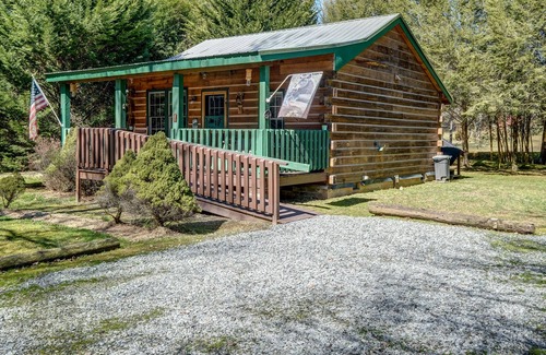 Murphy Cabin | Handicap Accessible Log cabin 20ft off Cobb Creek - Historic Cobb Estate Cir1861