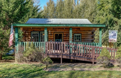 Murphy Cabin | Handicap Accessible Log cabin 20ft off Cobb Creek - Historic Cobb Estate Cir1861