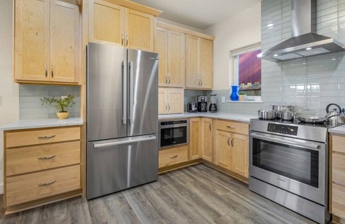 North Star House | Handicap-Friendly 4 BR Downtown