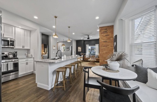 Columbus Apartment | Hanford House: Hot Tub|Sauna|Bar|Sleeps 8