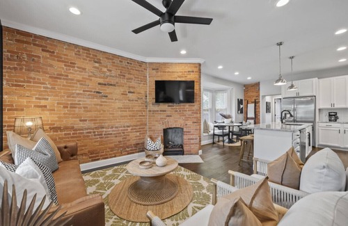 Columbus Apartment | Hanford House: Hot Tub|Sauna|Bar|Sleeps 8