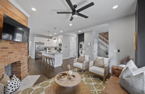 Columbus Apartment | Hanford House: Hot Tub|Sauna|Bar|Sleeps 8