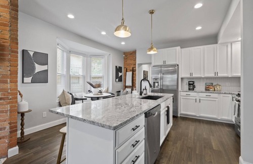 Columbus Apartment | Hanford House: Hot Tub|Sauna|Bar|Sleeps 8
