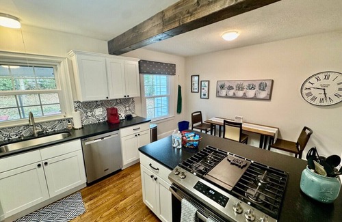 High Point House | Hank's Place - Cheerful Bungalow near HPU
