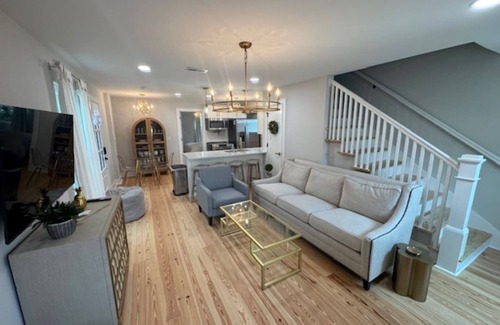 Downtown Charleston House | Hanover Hideaway: 4 Bedroom Downtown Charleston Beauty w/Parking
