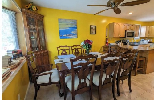 Hyattsville House | Hans' Villa - Charming 8 Bedroom Home with 2 Bathsnn