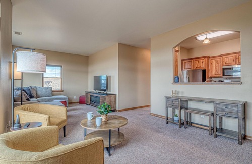 Grand Junction House | Hansel: Space, BLM Backdrop & BBQ Vibes!