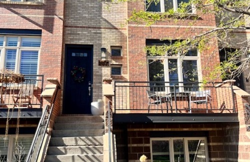 Jefferson Park House | Happening Jefferson Park Retreat