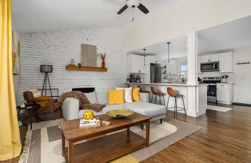Columbus House | Happily Ever Astor - 3BD, 2BA, Modern Ranch