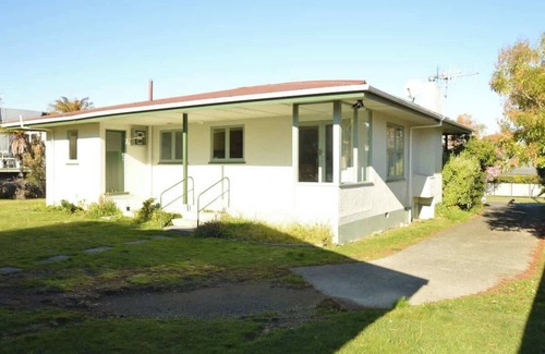 Taupo House | Happiness is Huia a block from the lake - Summer