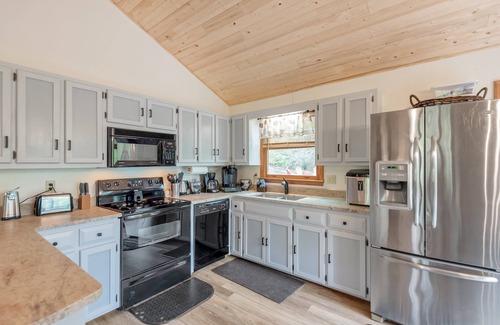 Fleetwood Cottage | HappiNest: Hot Tub + Fire Pit + Mountain Views