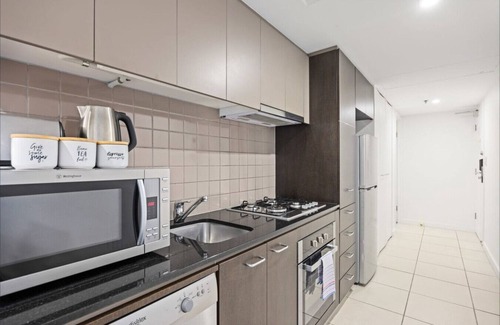 Adelaide Central Business District Apartment | Happy BNB deluxe suit in adelaide CBD