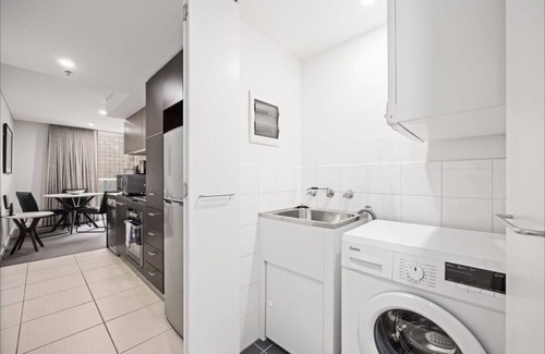 Adelaide Central Business District Apartment | Happy BNB deluxe suit in adelaide CBD