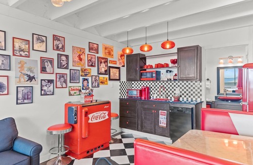 Open Sands Condo | Happy Days Beachfront Studio -Right on the Sand!