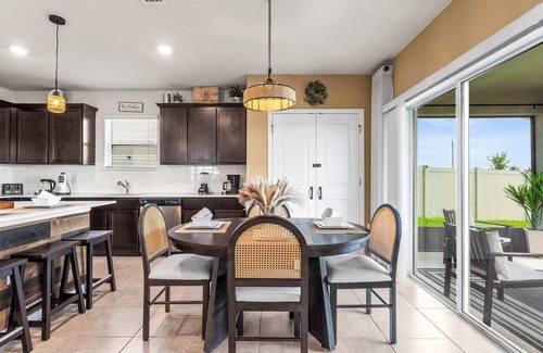 Davenport House | Happy Daze - Home for 8